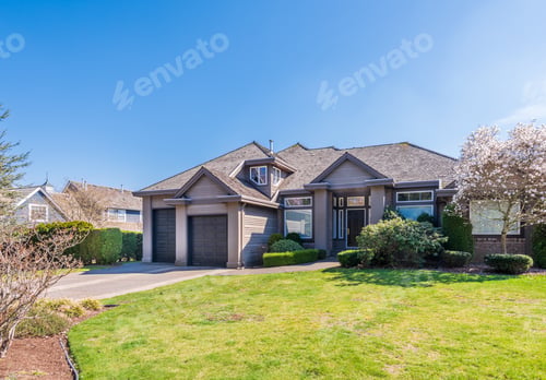 Preview: Houses In Suburb At Summer In The North America. Luxury Houses With Nice Landscape.
