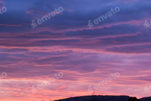 Vorschau: Bunter Himmel mit Wolken bei Sonnenuntergang