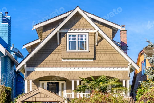 Aperçu: The Top Of The House Or Apartment Building With Nice Window.