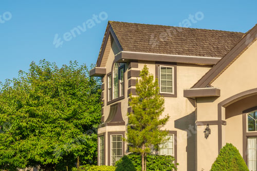 Aperçu: Beautiful Exterior Of Newly Built Luxury Home. Yard With Green Grass And Landscape.