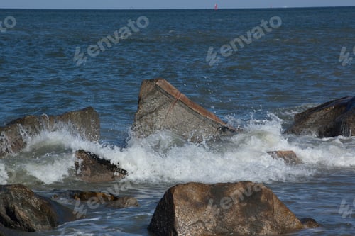 Preview: Ocean Waves Crashing On The Rocks At The Shore