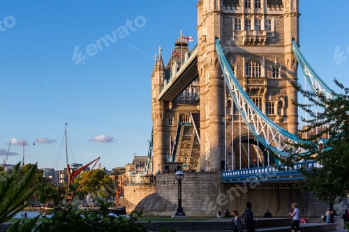Preview: London - September 05 2019: Beautiful Afternoon In London With Afternoon Sunshine On The Tower