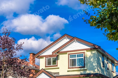 Aperçu: The Top Of The House Or Apartment Building With Nice Window.