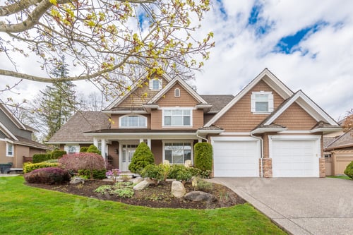 Preview: Houses In Suburb At Summer In The North America. Luxury Houses With Nice Landscape.