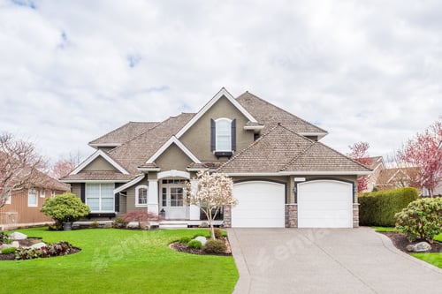 Preview: Houses In Suburb At Summer In The North America. Luxury Houses With Nice Landscape.