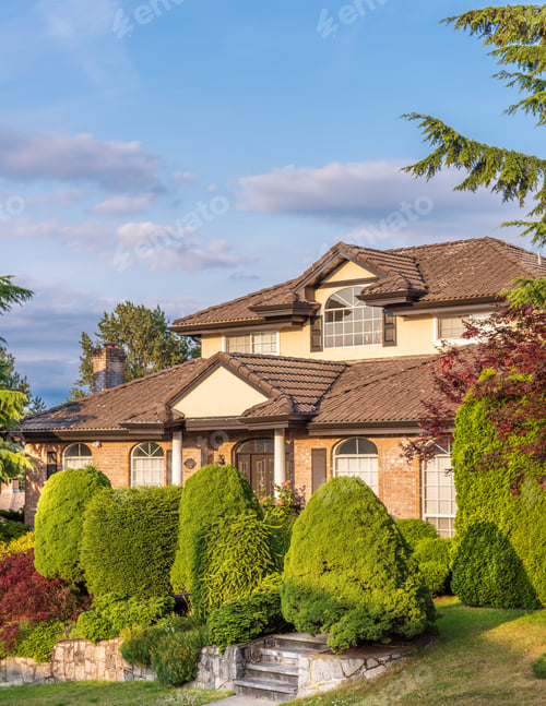Preview: Houses In Suburb At Summer In The North America. Luxury Houses With Nice Landscape.