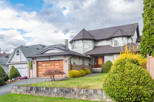 Preview: Houses In Suburb At Summer In The North America. Luxury Houses With Nice Landscape.