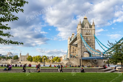 Preview: London - September 05 2019: Beautiful Afternoon In London With Afternoon Sunshine On The Tower