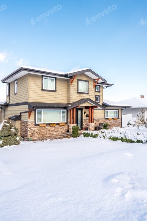 Aperçu: A Typical American House In Winter. Snow Covered.