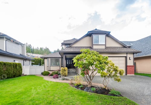Preview: Houses In Suburb At Summer In The North America. Luxury Houses With Nice Landscape.