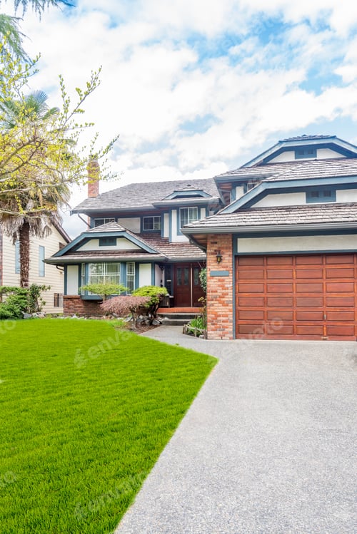 Preview: Houses In Suburb At Summer In The North America. Luxury Houses With Nice Landscape.