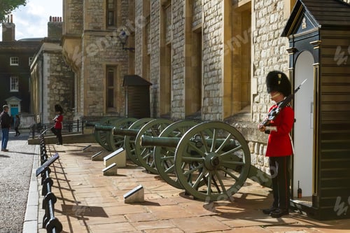 Preview: London - September 05 2019: Queen'S Guard Inside Of The Tower Of London, London September 05, 2019