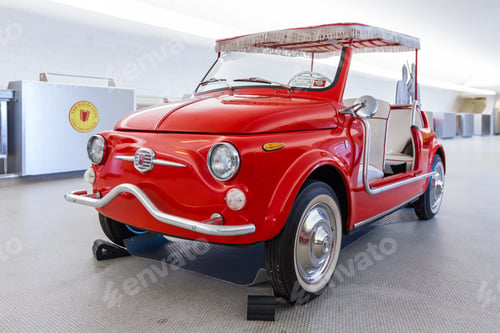 Preview: Jfk Airport, Queens Ny - September 03 2019: Fiat 500 Jolly Ghia Parked In The Middle Of The Food