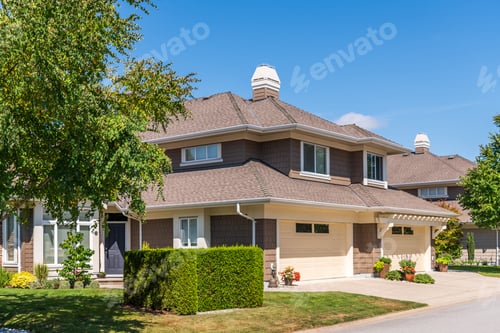 Aperçu: Houses In Suburb At Summer In The North America. Luxury Houses With Nice Landscape.