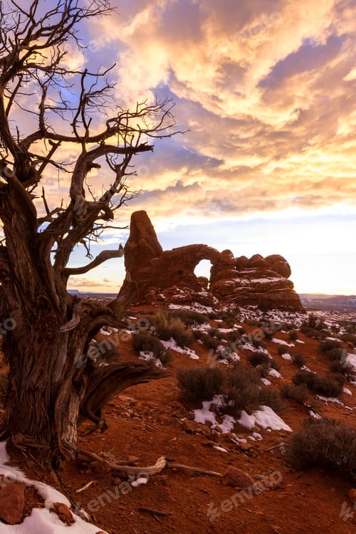 Preview: Beautiful Scene With The Sun Setting Behind Turret Arch And Amazing Color In The Clouds Above