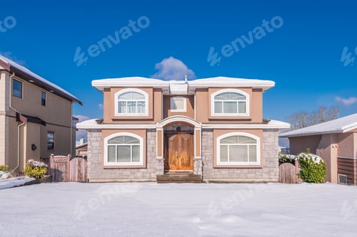 Aperçu: A Typical American House In Winter. Snow Covered.