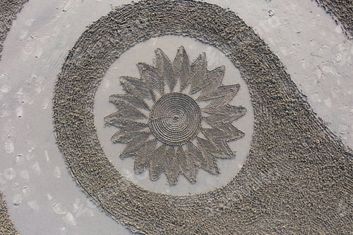 Preview: Bandon By The Sea, Oregon / Usa - March 07 2020: Artwork Created By The Team Of Circles In The Sand