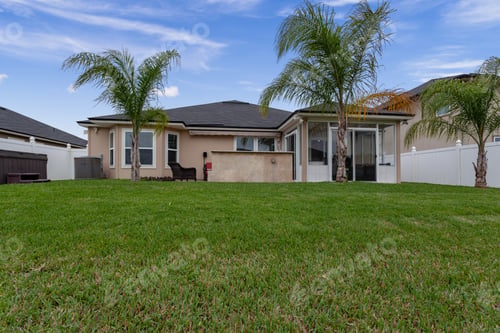 Preview: Jacksonville, Florida / Usa - July 25 2020: Fenced In Residential Backyard