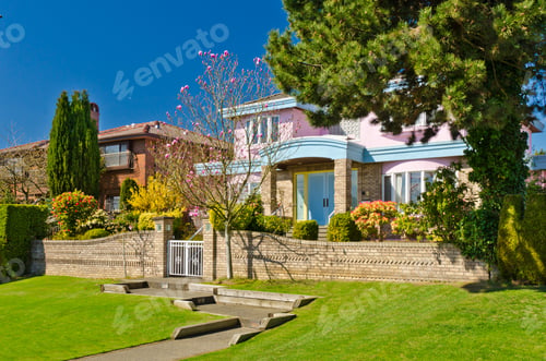 Aperçu: Luxury House At Sunny Day In Vancouver, Canada.