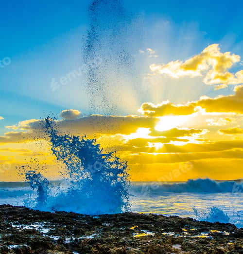 Preview: Sunbeams Spreading In The Morning Sky As Waves Crash And Splash On A Rocky Beach In Florida
