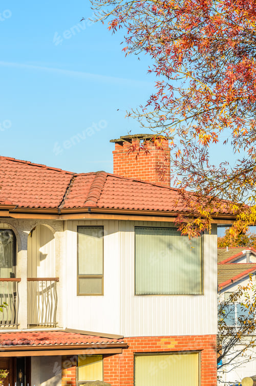 Aperçu: The Top Of The House Or Apartment Building With Nice Window.
