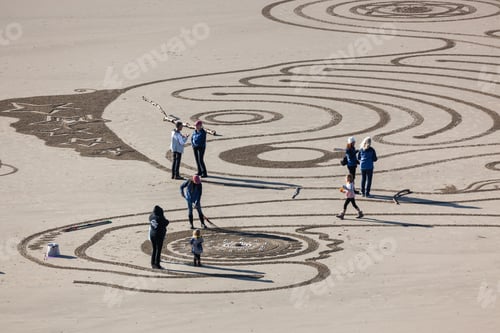 Preview: Bandon By The Sea, Oregon / Usa - February 20 2020: The Team Of Circles In The Sand Drawing A