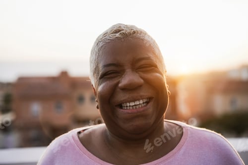 Preview: Happy Senior African Woman Smiling On Camera Outdoor In The City - Focus On Face