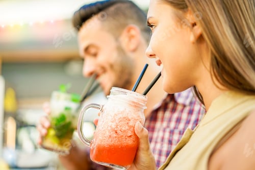 Visualização: Jovens amigos alegres brindando coquetéis no Miami Lounge Disco Bar - Jovens se divertindo com