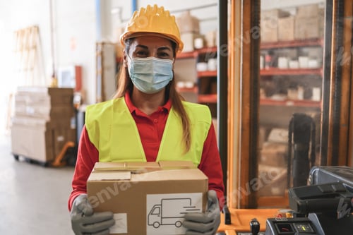 Preview: Hispanic Warehouse Worker Woman Holding Delivery Box While Wearing Safety Mask - Focus On Face