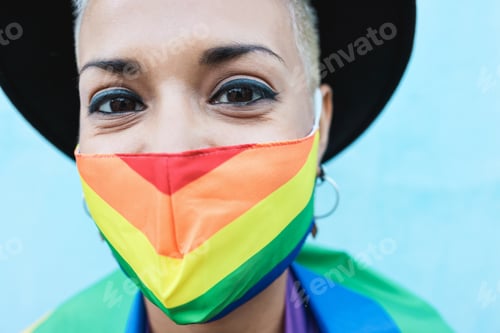 Preview: Hipster Gay Woman Wearing Lgbt Rainbow Flag Mask - Focus On Face
