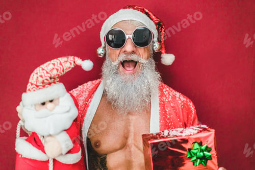 Preview: Crazy Tattoo Fit Santa Clause Delivering Gift Boxes Wearing Funny Fest Sunglasses - Fashion Senior