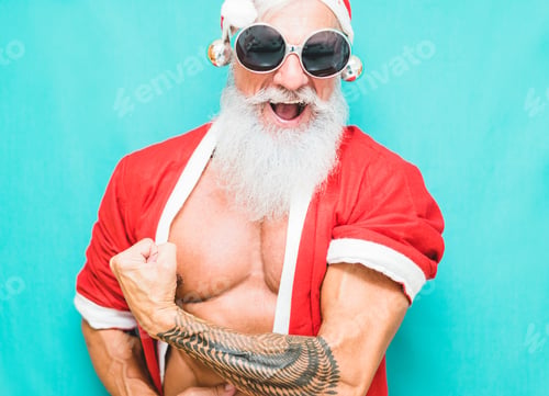 Preview: Tattoo Fit Santa Clause With Gift Box Wearing Funny Fest Sunglasses - Fashion Senior Man With