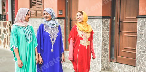 Preview: Happy Arabic Friends Walking In City Center With Traditional Islamic Clothes - Young Arabian Women