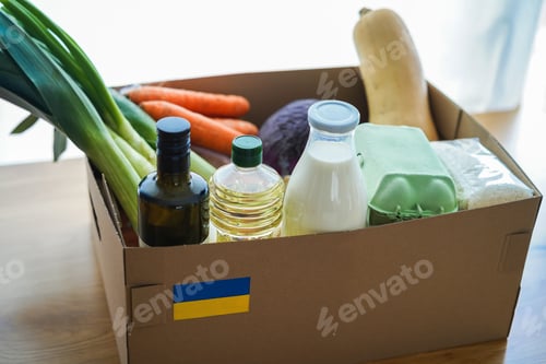 Preview: Food Box For Ukrainian War Refugees - Humanitarian Help And Aid Concept - Focus On Ukraine Flag