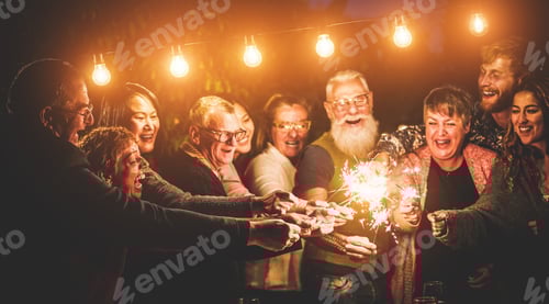Visualização: Família feliz comemorando com fogos de artifício brilhantes na véspera de Ano Novo - Pessoas de diferentes idades