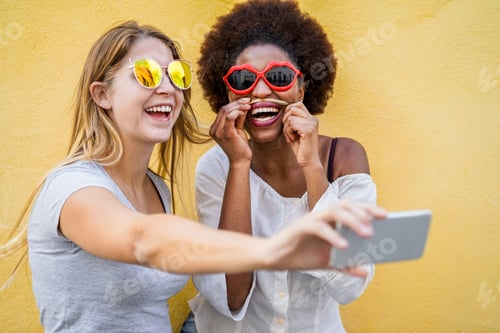 Preview: Happy Women Friends Taking Selfie Standing Over Yellow Wall - Trendy Girls With Fashion Sunglasses