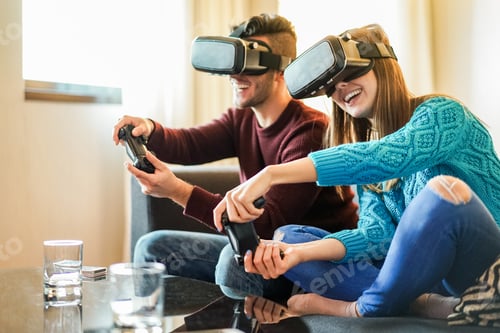 Vista previa: Amigos felices jugando a videojuegos con gafas de realidad virtual en su apartamento - Young