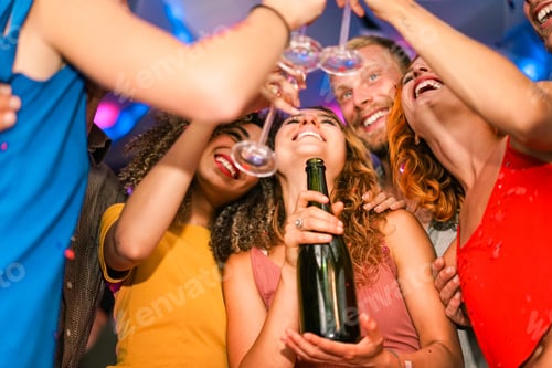 Visualização: Grupo de amigos felizes torcendo com champanhe na festa de Ano Novo - Jovens se divertindo em