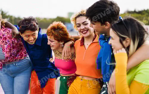 Visualização: Jovens diversos se divertindo ao ar livre rindo juntos - concentre-se no rosto de uma garota loira