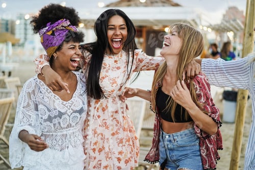 Preview: Multiracial Happy Friends Having Fun Outdoor At Beach Party - Soft Focus On Right Girl Pants