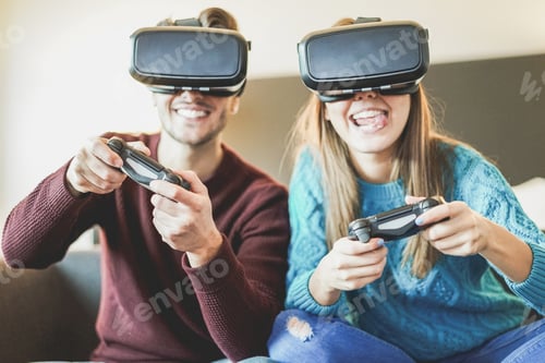 Vista previa: Jóvenes amigos felices jugando a videojuegos con gafas de realidad virtual en su apartamento