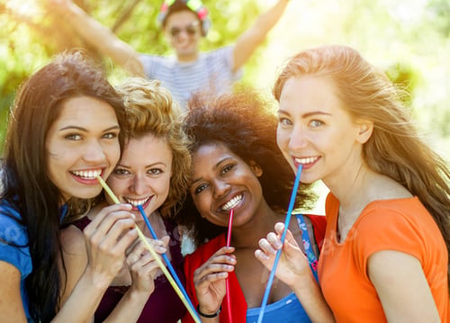 Preview: Happy Diverse Ethnic Friends Drinking Cocktail In Summer Party Outdoor - Young Women Having Fun