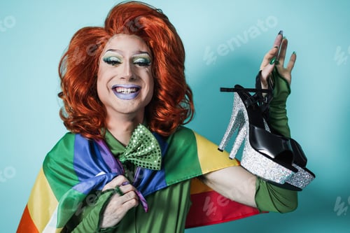 Preview: Drag Queen Holding Rainbow Flag And High Heels - Lgbtq Concept - Focus On Face