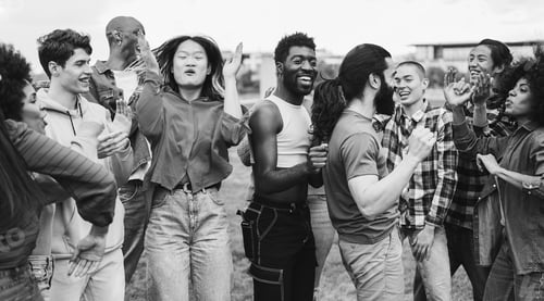 Visualização: Jovens diversos se divertindo dançando juntos ao ar livre - Concentre-se no rosto de um homem barbudo - Black And