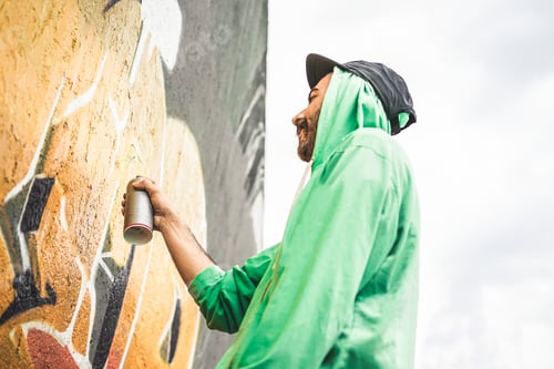 Visualização: Pintura de grafiteiro com spray colorido na parede - arte urbana, arte de rua, geração do milênio