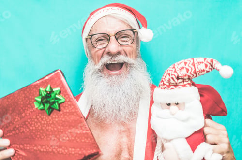 Preview: Happy Fashion Santa Claus With Gift Box Holding Christmas Man Puppet - Happy Senior Man With Winter