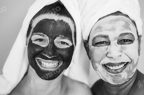 Preview: Multiracial Senior Women Doing Beauty Treatment Using Skin Mask - Focus On Left Female Eyes - Black
