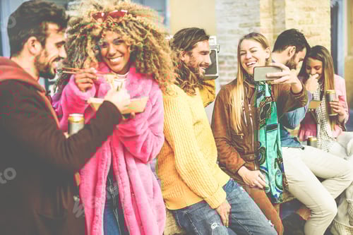 Visualização: Amigos felizes comendo comida de rua ao ar livre - Jovens modernos se divertindo juntos, bebendo e tomando