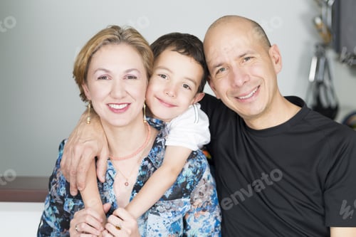 Visualização: Retrato de família, família feliz desfrutando em casa na cozinha