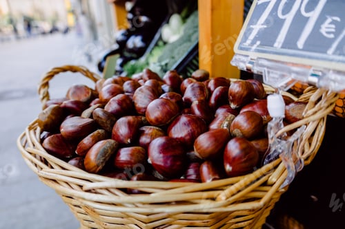 Preview: A Selective Focus Shot Shiny Onions On A Woven Basket Displayed In A Marketplace